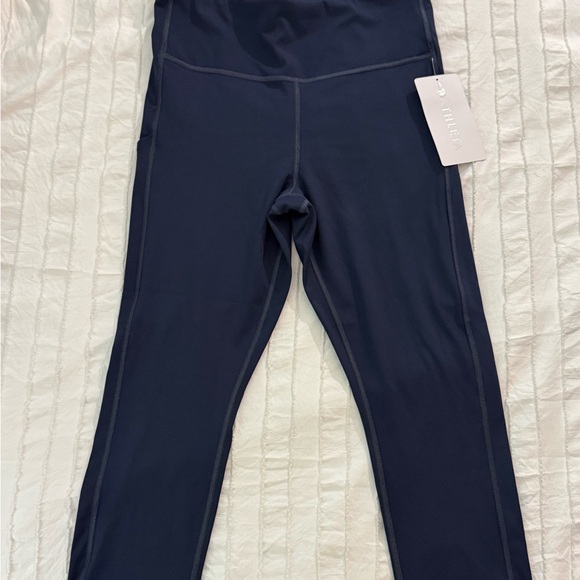 NWT Athleta Women's Navy Ultimate Stash Pocket Capri Leggings Size M - Picture 7 of 8